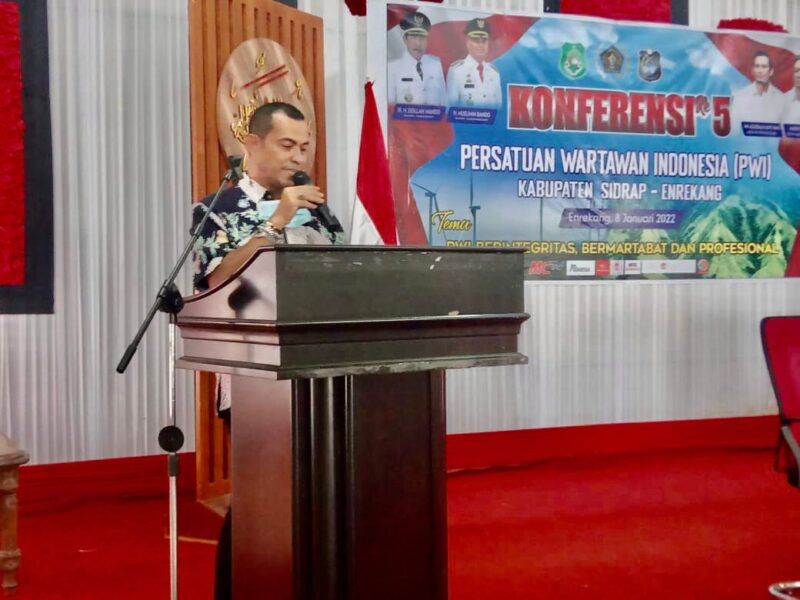 Asisten Pemerintahan dan Kesra A. Faisal Burhanuddin saat menghadiri dan memberikan sambutan pada konferkab PWI  Sidrap - Engrekan Sulsel.