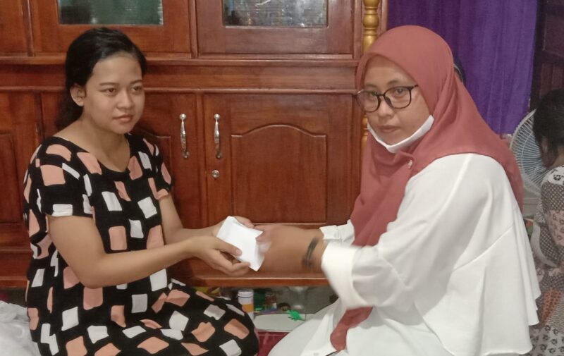 Perwakilan duta MGI Club Sulawesi meyerahkan donasi untuk membantu biaya persalinan ibu Asmarani Senin, 10 Januari 2021.--HAMZAH--