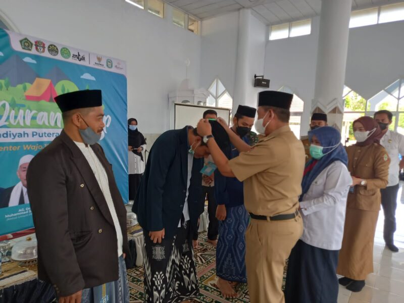 Bupati Wajo Amran Mahmud menyampaikan hal itu saat membuka kegiatan Perkampungan Al-Qur'an yang digelar Madrasah Tsanawiyah (MTs) As'adiyah Putra 1 Sengkang di Kompleks Islamic Center, Kecamatan Pammana, Kabupaten Wajo, Sulawesi Selatan (Sulsel), Senin (10/1/2022) yang ditandai engalungan tanda peserta.--Ullah--