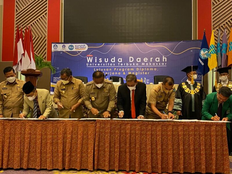 Bupati Wajo, Amran Mahmud, menandatangani nota kesepahaman atau Memorandum of Understanding (MoU) dengan dengan Univesitas Terbuka (UT) pada acara wisuda daerah UT Makassar di Hotel Claro, Kota Makassar, Selasa (25/1/2022).