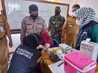 Camat Pitumpanua Andi Cakunu Panit Binmas Polsek Urban Pitumpanua Iptu Johari menghadiri giat launching vaksinasi perdana untuk tingkat Sekolah Dasar (SD) Kecamatan Ptumpanua Kab. Wajo  Rabu, 19 Januari 2022.