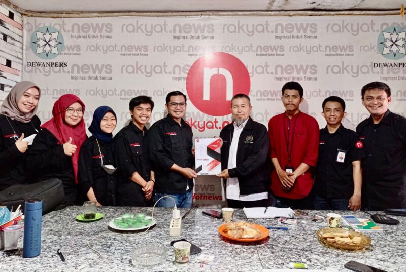 Asnawin Aminuddin (keempat dari kanan) foto bersama Sabri SK.m. M.Ks.  (kelima dari kiri) dan beberapa peserta ToT Jurnalistik, di Kantor Rakyat Institute, Makassar, Rabu, 12 Desember 2022.