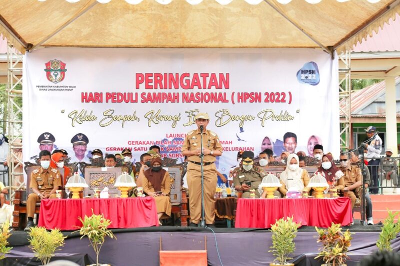 Bupati Wajo H. Amran Mahmud memberikan sambutan pada saat peringatan Hari Peduli Sampah Nasional 2022 yang digelar Pemerintah Kabupaten (Pemkab) Wajo melalui Dinas Lingkungan Hidup (DLH) Wajo di Desa Bola, Kecamatan Bola, Senin (21/2/2022).--Ullah--
