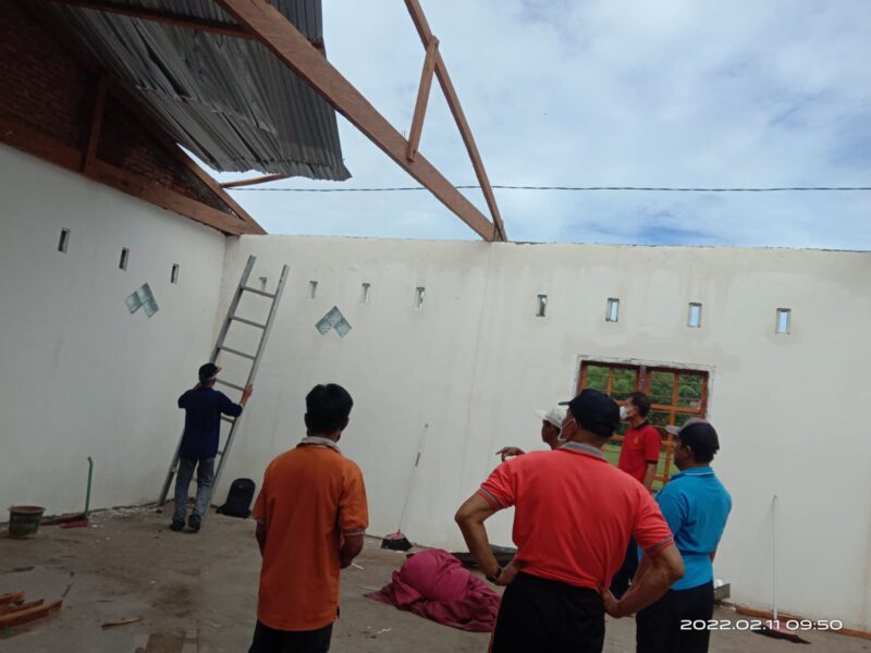 Atap gedung PGRI Cabang Lanrisang Pinrang diterjang puting beliung