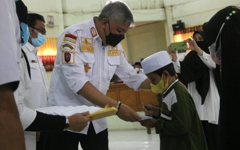 Bupati Pinrang serahkan Hadiah kepada Pemenang MTQ tingkat kabupaten Pinrang