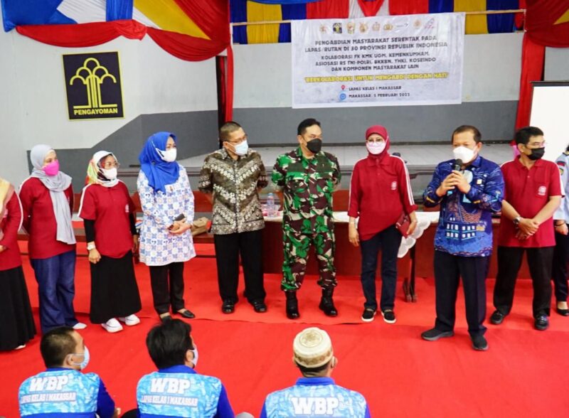 Deputi Latbang BKKBN Prof. Muhammad Rizal Martua Damanik ( dua dari kanan), Kepala Perwakilan BKKBN Sul Sel Andi Ritamariani, Kepala Lapas Makassar Hernowo, Ketua Kagama Sul Sel Prof Farida Patittingi, dan Kepala Rumah Sakit Tk II Pelamonia Makassar Ckm dr. Krisna Murti.