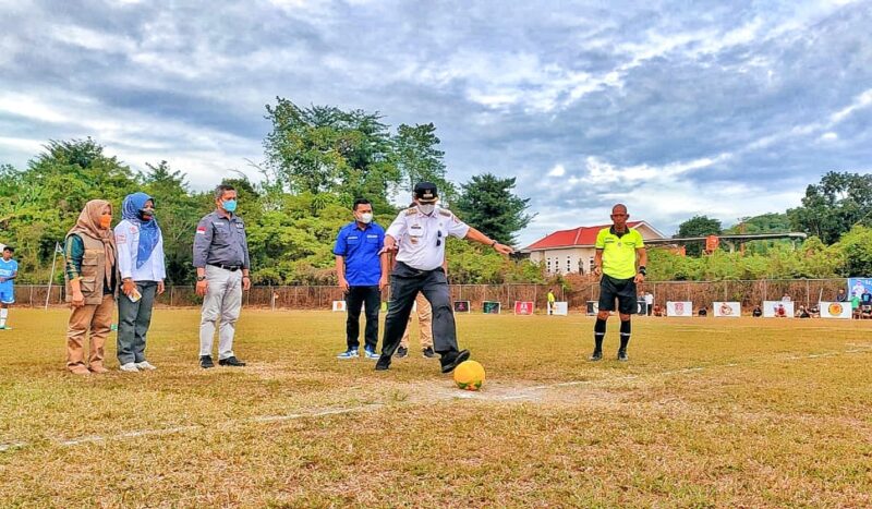 Bupati Wajo H. Amran Mahmud melakukan penendangan bola pertama tanda dimulainya Turnamen Gaswa Cup 2022.