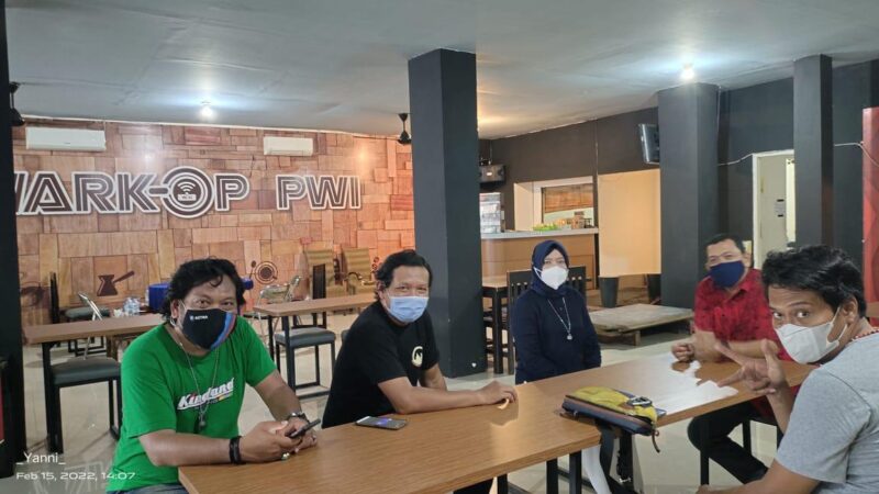 Tim JKW-PWI saat berada di Warkop PWI Sulsel (Foto:dok.JKW-PWI)