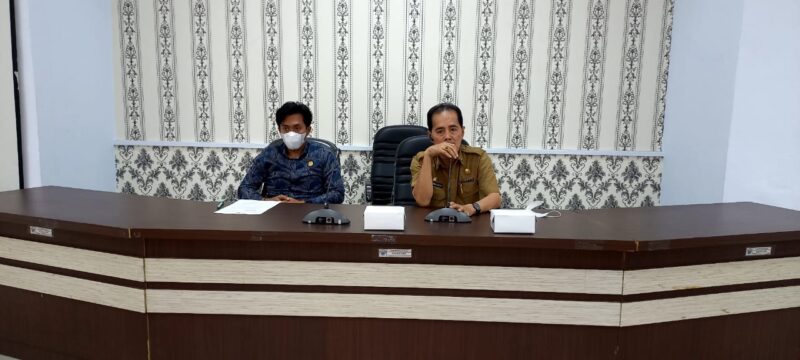 Kepala Bidang Penanganan Fakir Miskin (FM) Dinas Sosial Provinsi Sulsel, Ismail SE, MM (kanan) menerima rombongan Komisi III DPRD Kabupaten Enrekang yang dipimpin oleh Wakil Ketua I DPRD Kabupaten Enrekang. (humas)