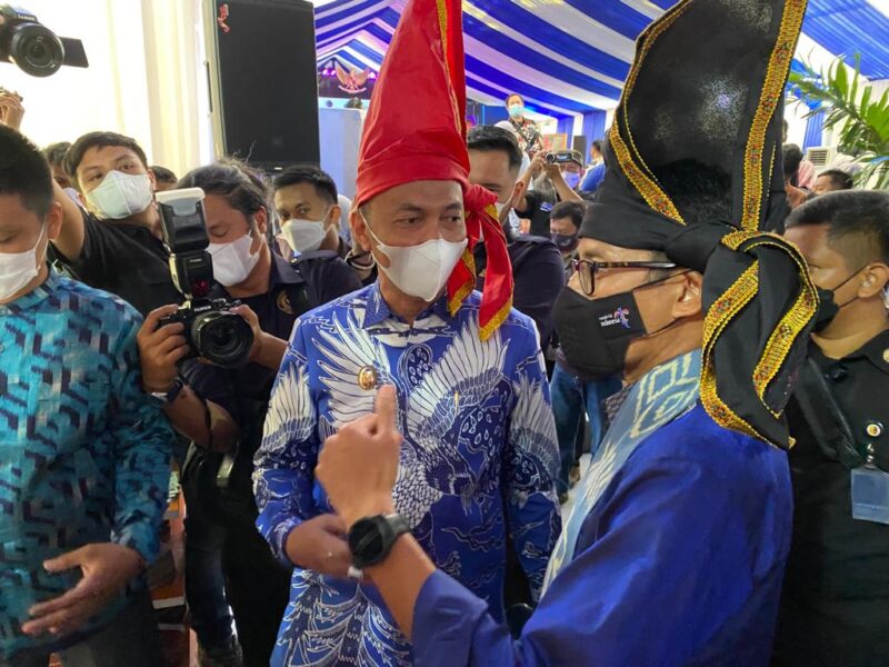 Menteri Pariwisata dan Ekonomi Kreatif Republik Indonesia Sandiaga Uno didampingi Wakil Bupati Wajo H. Amran SE, nampak memamerkan dan mempromosikan kain tenun sutera Wajo saat mengunjungi stand pengrajin dan butik sutera di lokasi Opening Ceremony Nasional “Bangga Buatan Indonesia” dan “Bangga Berwisata di Indonesia” di Anjungan Pantai Losari, Kamis (24/2/22).