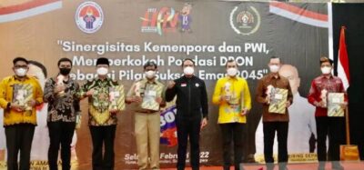 Foto Bersama Setelah Penyerahan penghargaan Olahraga kepada Tujuh Gubernur Oleh Mempora RI Zainuddin Amali.