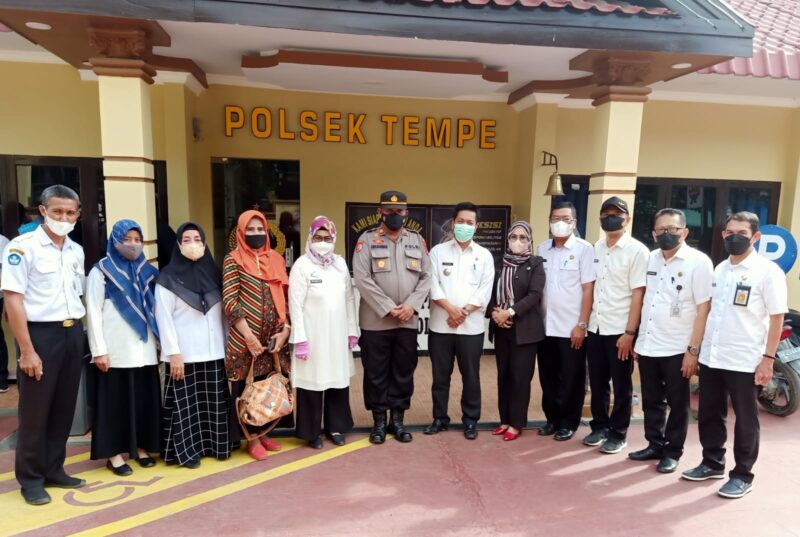 Foto bersama Kapolsek Tempe AKP Abd. Rahman bersama Camat Tempe Supardi, epala Cabang Dinas Pendidikan Wilayah IV Wajo-Soppeng Provinsi Sulsel, Korwil Bidang Pendidikan SD kecamatan Tempe, Kepala Sekolah SMP/SMA se Kecamatan Tempe dan Kepala Sekolah SMKS/SLBN 1 Wajo.