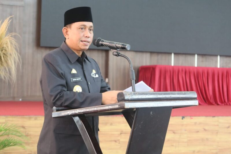 Bupati Wajo H. Amran Mahmud saat membuka dan memberi pengarahan di Bimbingan Teknis (Bimtek) Pemenuhan Standar Pelayanan Publik Lingkup Pemerintah Kabupaten Wajo, di Ruang Pola Kantor Bupati Wajo, Senin (7/4/2022)