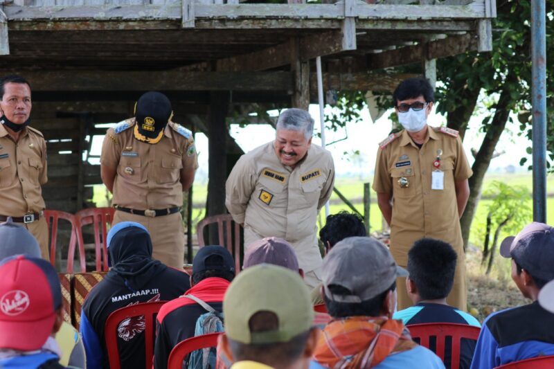 Bupati Pinrang didampingi kadis pertanian dan holtikultura serta Camat Lanrisang berdialog langsung dengan petani Lanrisang