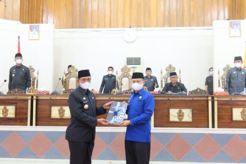 Bupati Wajo H. Amran Mahmud menyerahkan LKPJ tahun 2021 kepada Ketua DPRD Wajo HA. Alauddin Palaguna.--humas--
