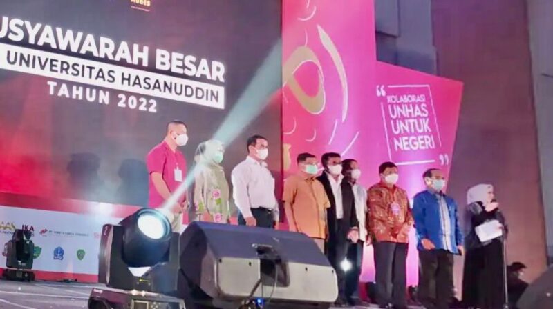 Prosesi pemberian selamat oleh sejumlah tokoh kepada Ketua IKA Unhas terpilih Andi Amran Sulaiman di Four Points
Sabtu malam