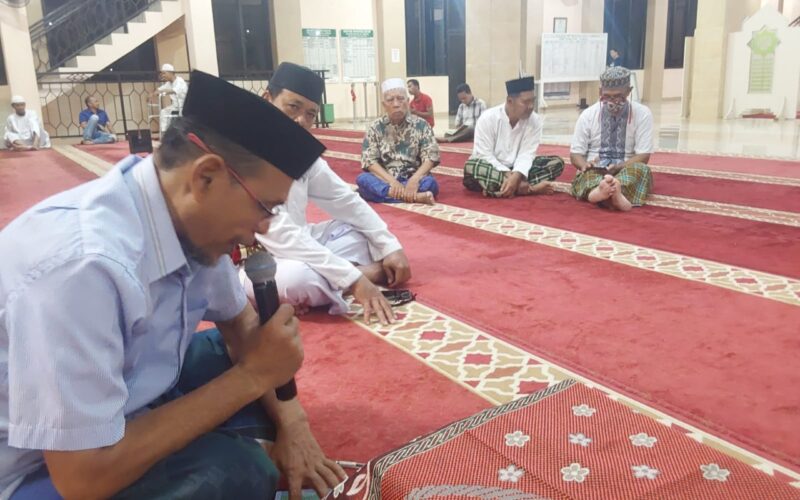 Ketua Pengurus Masjid Al-Abrar H.Hilal kadir, saat memimpin pertemuan.--Foto : syakhruddin--