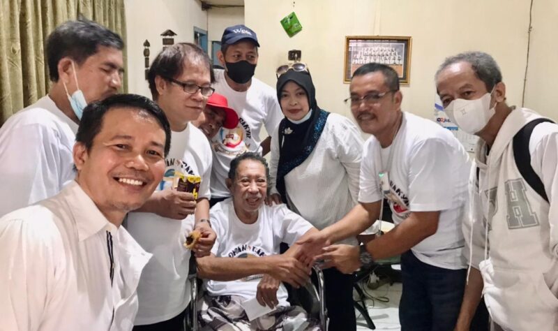 BERSILATURAHIM  Wartawan senior harian Pedoman Rakyat Verdy Baso (kursi roda) dikunjungi oleh teman sejawat dalam rangka hari Ulan Tahun Pedoman Rakyat ke 75 ( 1 Maret 1947- 1 Maret 2022)
