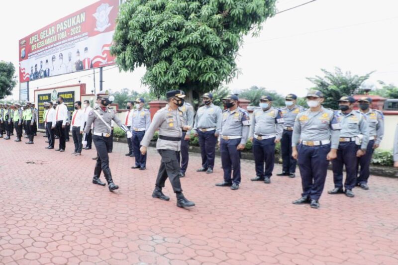 KAPOLRES Asuhan Sumut  AKBP Putu Yudha Prawira, SIK Memeriksa Apel Gelar Pasukan Ops Keselamatan Toba 2022.