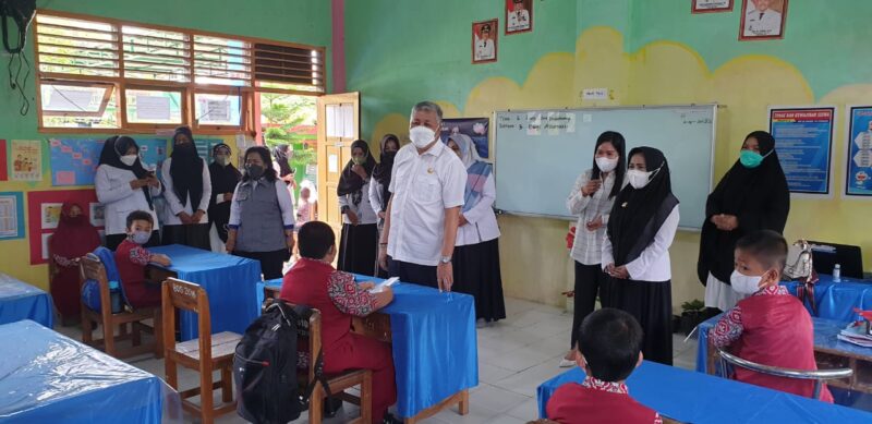 Bupati Pinrang didampingi Kadis kesehatan berbincang dengan siswa SDN 161 yang sudah di vaksin.