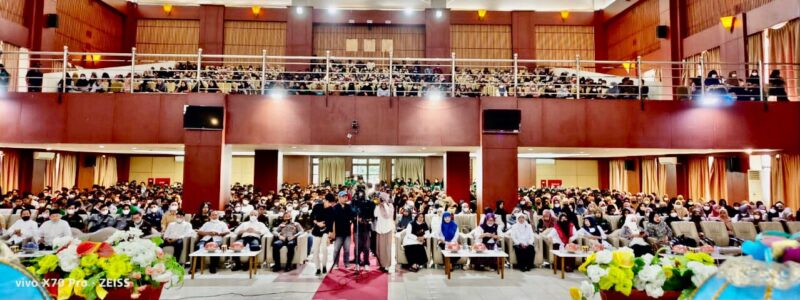 Mahasiswa UIN yang memenuhi ruang auditorium pada kuliah umum