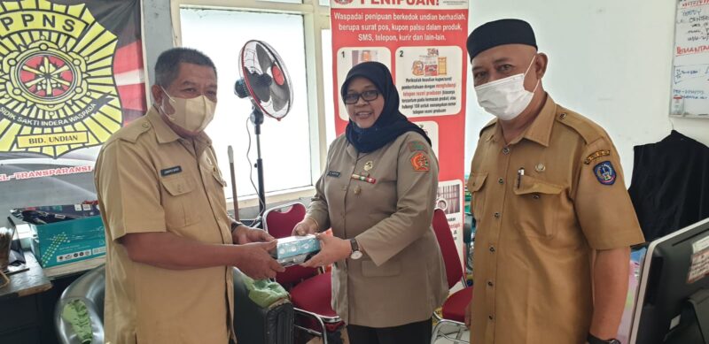 ketgam : Kepala Bidang Pemberdayaan Sosial Dinas Sosial Provinsi Sulawesi Selatan, Drs. Jamaris MM  yang didampingi Kepala Seksi Pengelolaan dan Sumber Dana Sosial Syamsuri Made Ali, S.Sos yang diterima langsung  Ketua LKS Sakura Indonesia Al Jamaan Sulawesi Selatan Hj. Nadiyah, S.Sos.