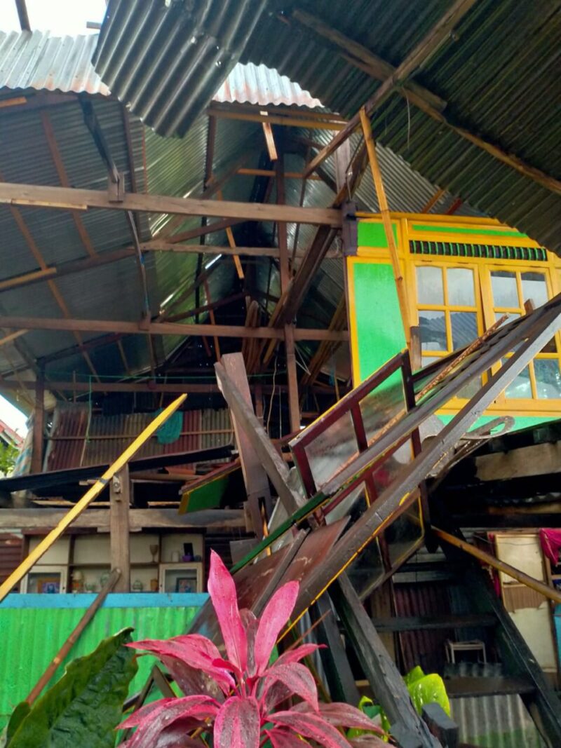 Salah satu rumah panggung di Kampusng Kassi Jeneponto yang terbang atapnya akibat terjangan angin puting beliung / foto Tagana Jeneponto