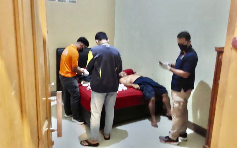 Petugas Inafis Polda Sulsel sedang melakukan identifikasi (syakhruddin)