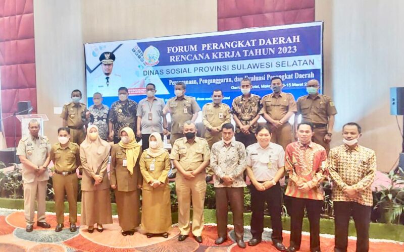 Kadis Sosial foto bersama dengan para Kadis se-Sulsel (foto/syakhruddin)