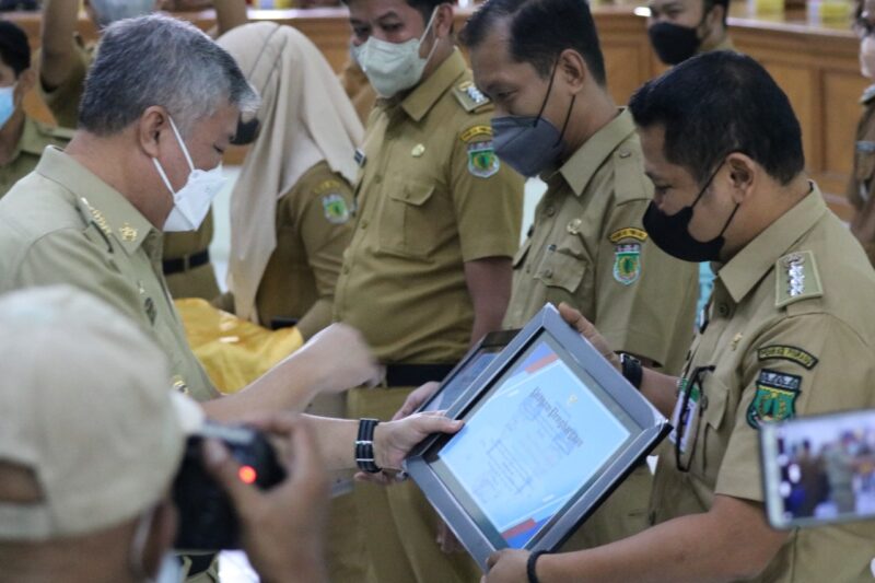 Ketgam :
Bupati Pinrang menyerahkan Piala dan Penghargaan bagi Kecamatan dengan prestasi capaian target PBB P2 tertinggi tahun 2021.