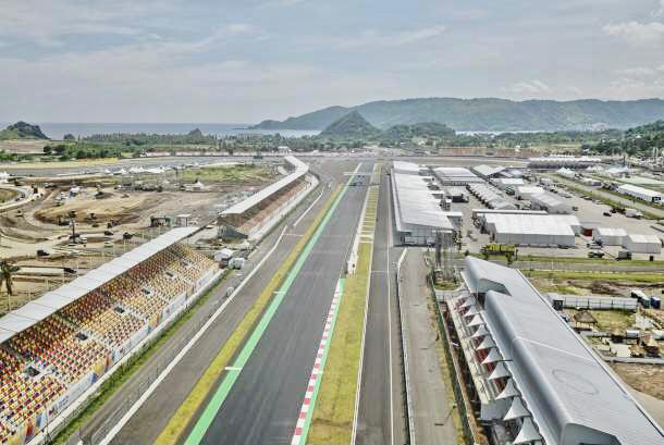 Foto udara suasana Pertamina Mandalika International Street Circuit di Kawasan Ekonomi Khusus (KEK) Mandalika, Pujut, Praya, Lombok Tengah, NTB, Senin 14 Maret 2022 - (Ahmad Subaidi)