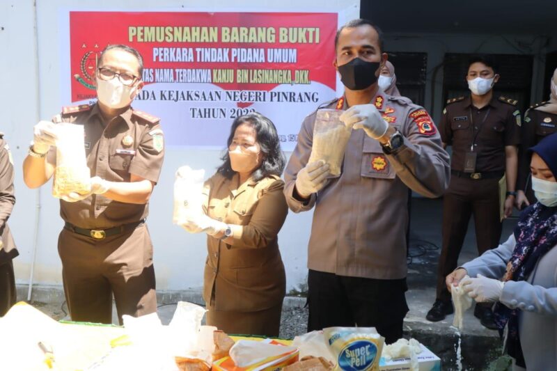 Kapolres Pinrang didampingi kadis kesehatan dan Kajari Pinrang memusnahkan barang bukti