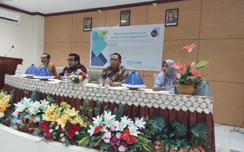 Dekan FDK Firdaus Muhammad sedang memberikan arahan pada pembukaan latihan PKTI.