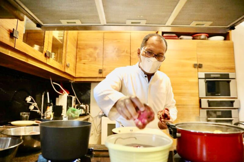Wali Kota Makassar, Ir. Moh. Ramdhan Pomanto, Saat Memasak Makanan Rebus, Dalam Rangka Launching Festival Rebus Makassar, di Kediaman Pribadinya, Minggu 27 Maret 2022.