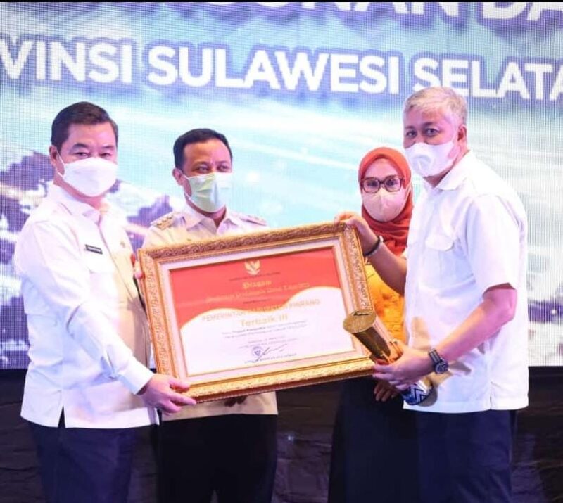 Gubernur Sulawesi Selatan menyerahkan piagam penghargaan kepada Bupati Pinrang