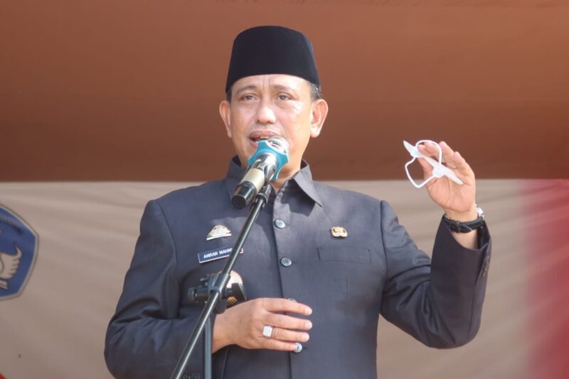 Bupati Wajo H. Amran Mahmud  Amran Mahmud saat menjadi Pembina Upacara pada kegiatan Upacara Bendera yang dirangkaikan dengan Last Flag Ceremony SMAN 7 Sengkang yang digelar pada Senin (07/03/2022).--humas--