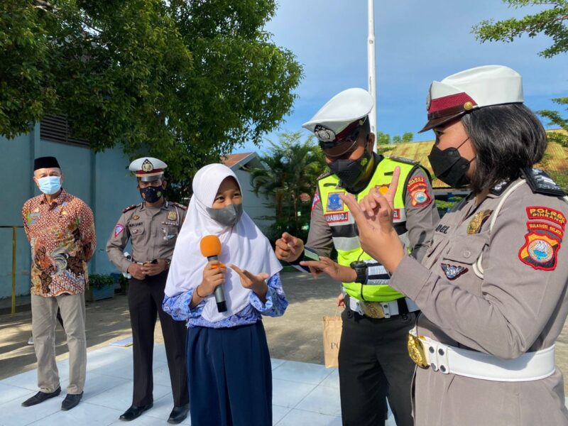 Sesi tanya-jawab siswa dan Personil Sat Lantas Polres Pinrang