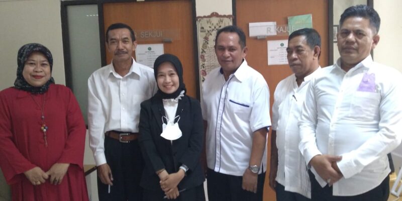 Nabilah berfose bersama dengan tim penguji (foto/syakhruddin)