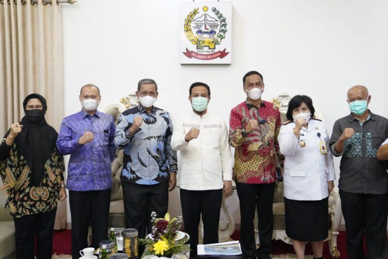 Bupati Wajo H,. Amran Mahmud bersama Wakil Bupati Wajo H. Amran SE dan Kerua DPRD Wajo HA. Alauddin Palaguna serta sejumlah Kepala OPD berpose bersama Plt. Gubernur Sulsel Andi Sudirman Sulaiman.--Humas--
