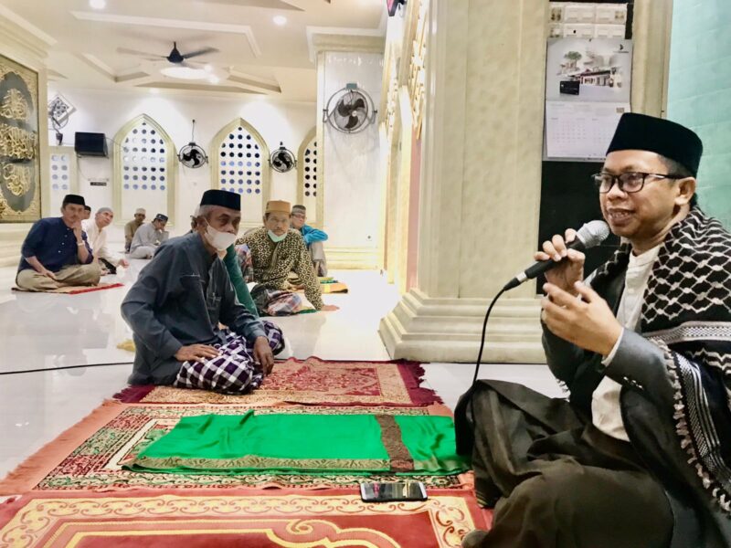 Anregurutta Dr. KM. Abdul Malik Tibe, SHi., MA. Saat ceramah subuh di Masjid Jami’atul Khaeriyah Siwa Kabupaten Wajo Sabtu 23 April 2022