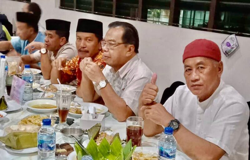 Suasana buka puasa bersama bersama dengan  komunitas olah raga tennis    di Makassar,