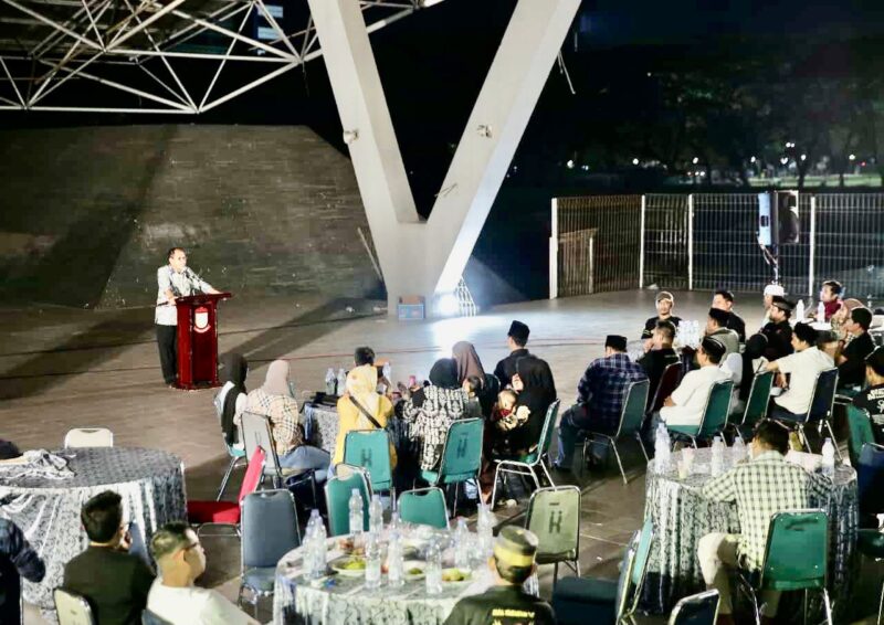 Wali Kota Makassar, Ir. Moh. Ramdhan Pomanto, Menghadiri Buka Puasa Batalyon, di Tribun Karebosi Makassar Sulsel, Sabtu 16 April 2022.
