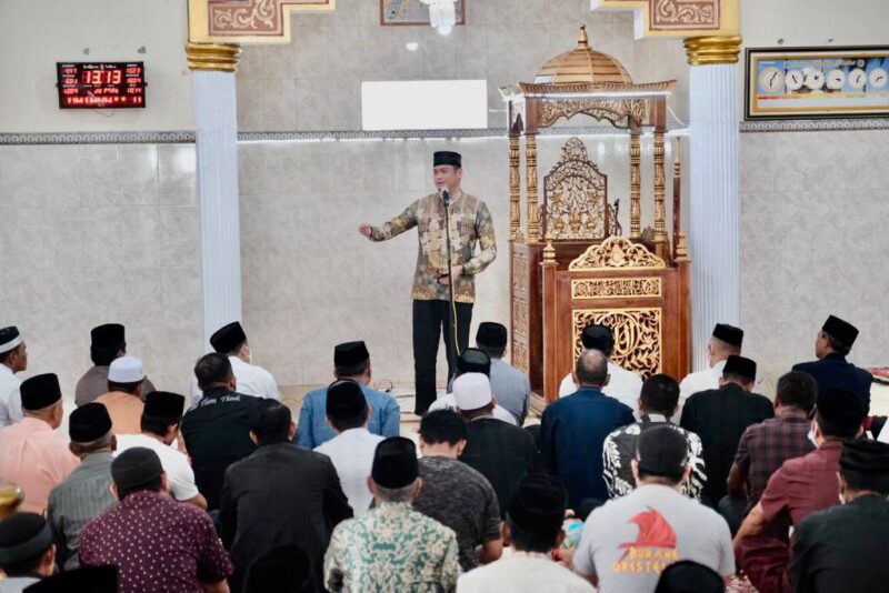 Bupati Gowa, Adnan Purichta Ichsan, Melaksanakan Shalat Jum'at Bersama Warga Tinggimoncong, di Masjid Besar Baitussalam Malino, Kabupaten Gowa, Jum'at 15 April 2022.
