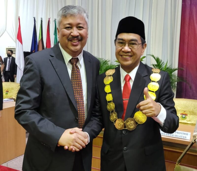 Bupati Pinrang memberikan ucapan selamat kepada Rektor Unhas Terpilih