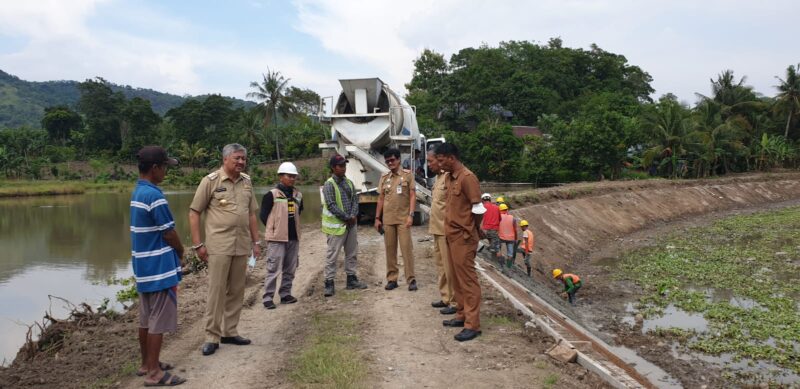 Bupati Pinrang meninjau pekerjaan proyek saluran induk Pekkabata