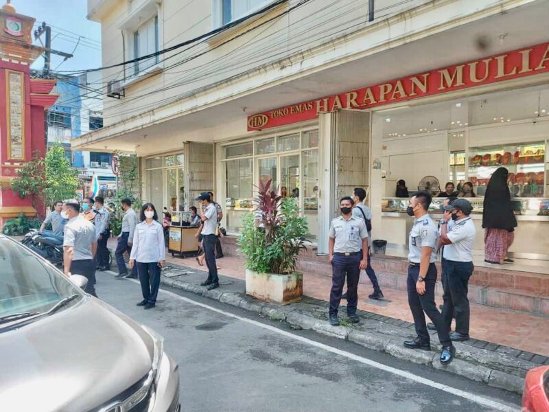 Dinas Perhubungan Kota Makassar, Melakukan Pengawasan dan Penertiban Bagi Kendaraan yang Parkir di Bahu Jalan, di Jalan Somba Opu, Rabu 13 April 2022.