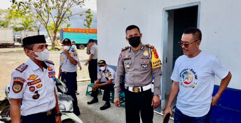 Kadis Perhubungan Kabupaten Wajo bersama Kasat Kantas Polres Wajo Pantau Pelabuhan Penyeberangan BansalaE Siwa Kabupaten Wajo Sulsel Rabu 27 April 2022.