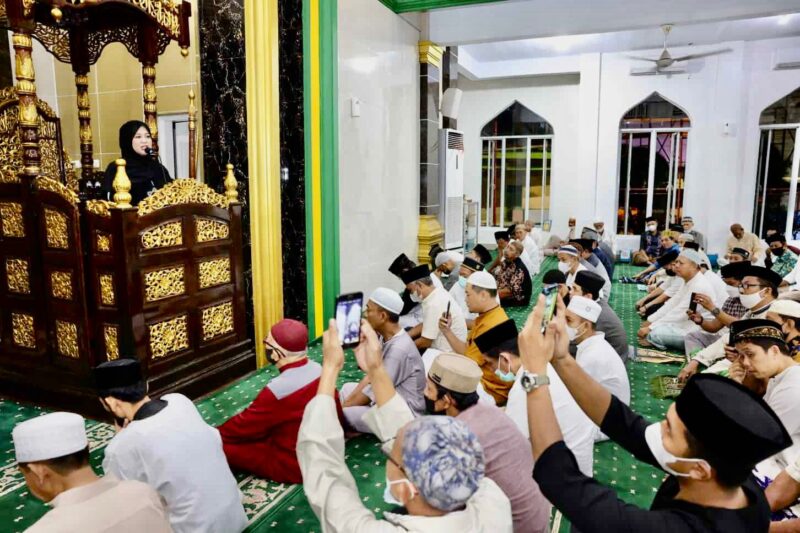 Wakil Wali Kota Makassar, Fatmawati Rusdi, Melaksanakan Shalat Subuh Berjamaah, di Masjid Babussalam Bumi Permata Sudiang (BPS), Sabtu 23 April 2022.