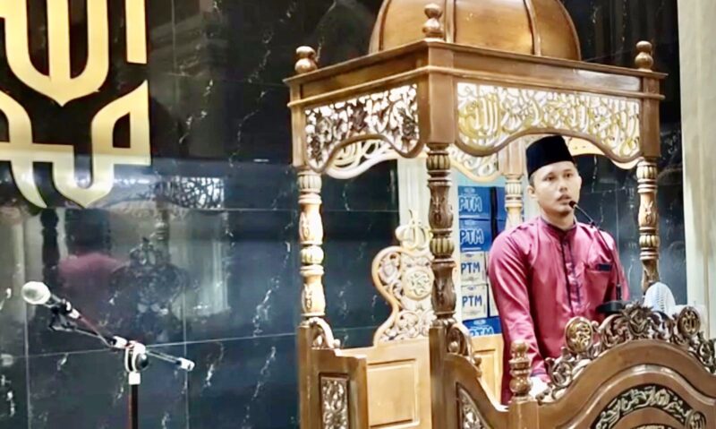 Gurutta Hasan Basri Syarif, S.Pd.I., M.Pd Saat Cerama Subuh di Masjid Jami’atul Khaeriyah Siwa Kabupaten Wajo Sabtu 16 April 2022
