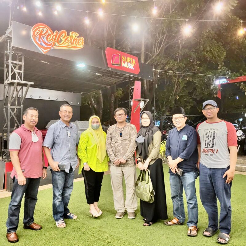 Foto Bersama pengurus IKA SMP Negeri 1 Tanasitolo Kabupaten Wajo usai pertemuan di Red Cornet Cafe Makassar  Minggu 24 April 2022 malam.